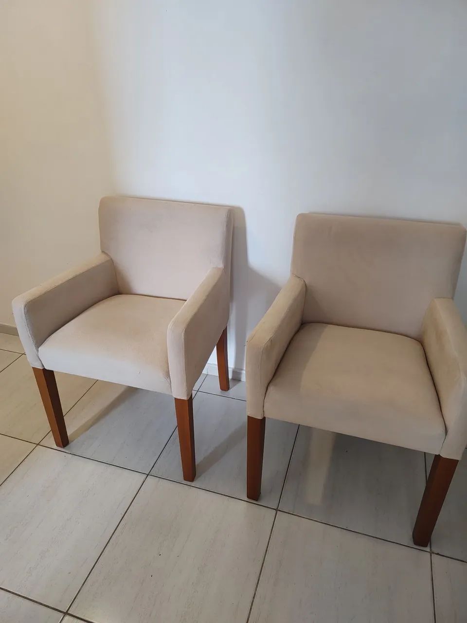 Duas poltronas em madeira maciça