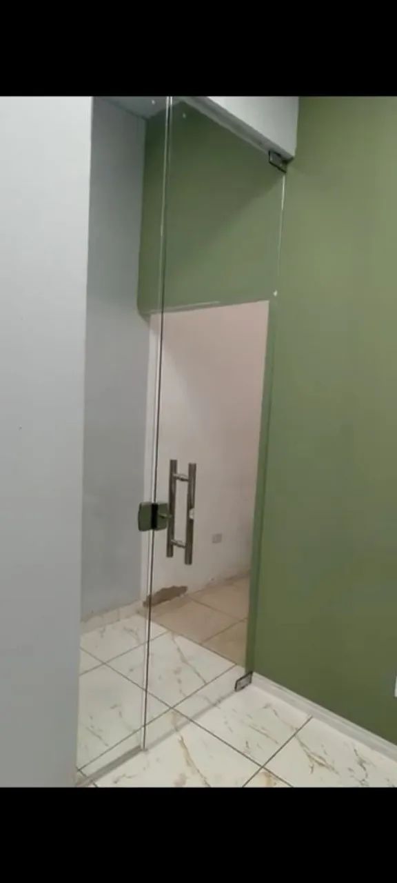 Porta e divisória em vidro