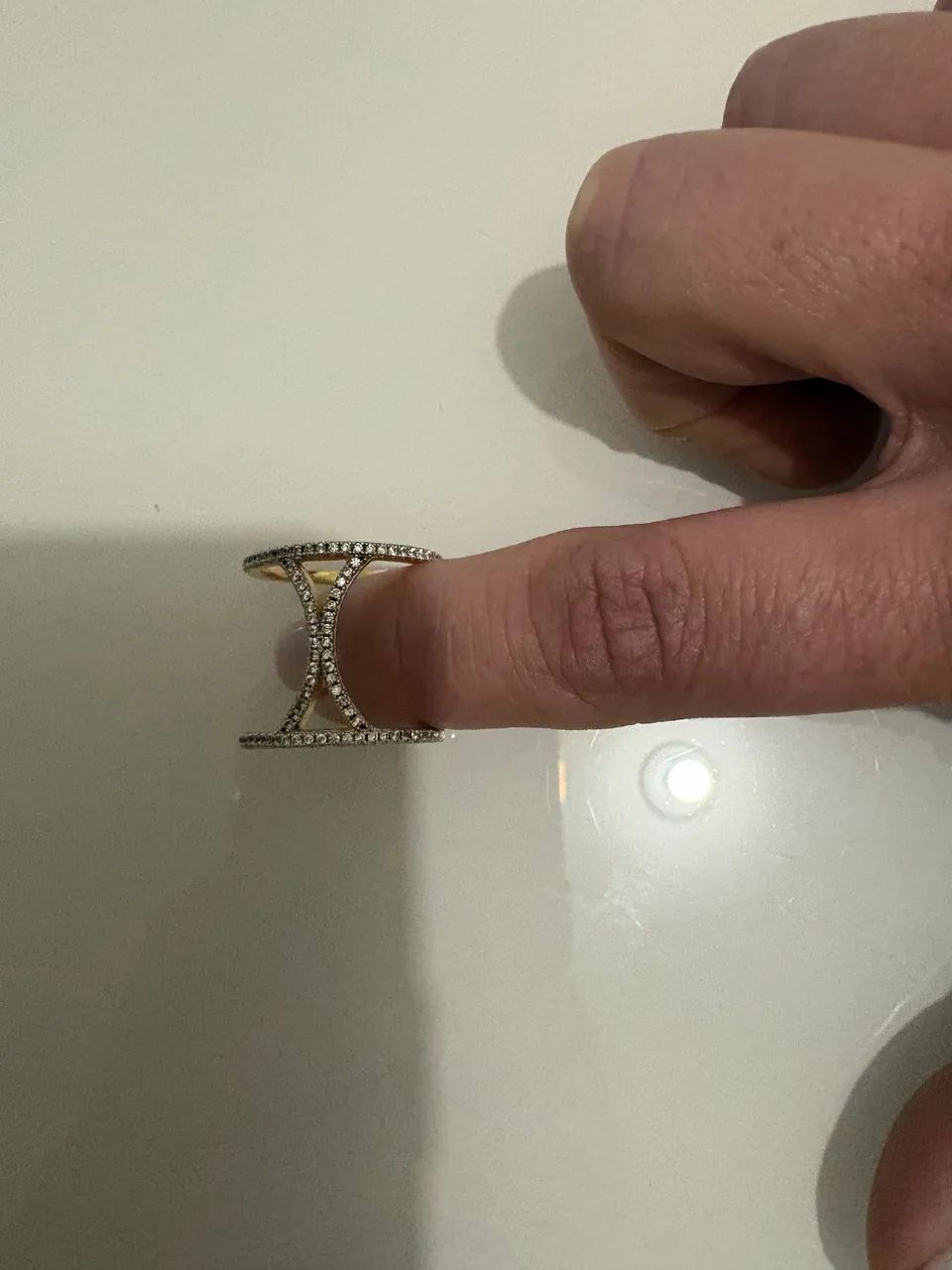 Anel Dourado Vazado com Zircônia 