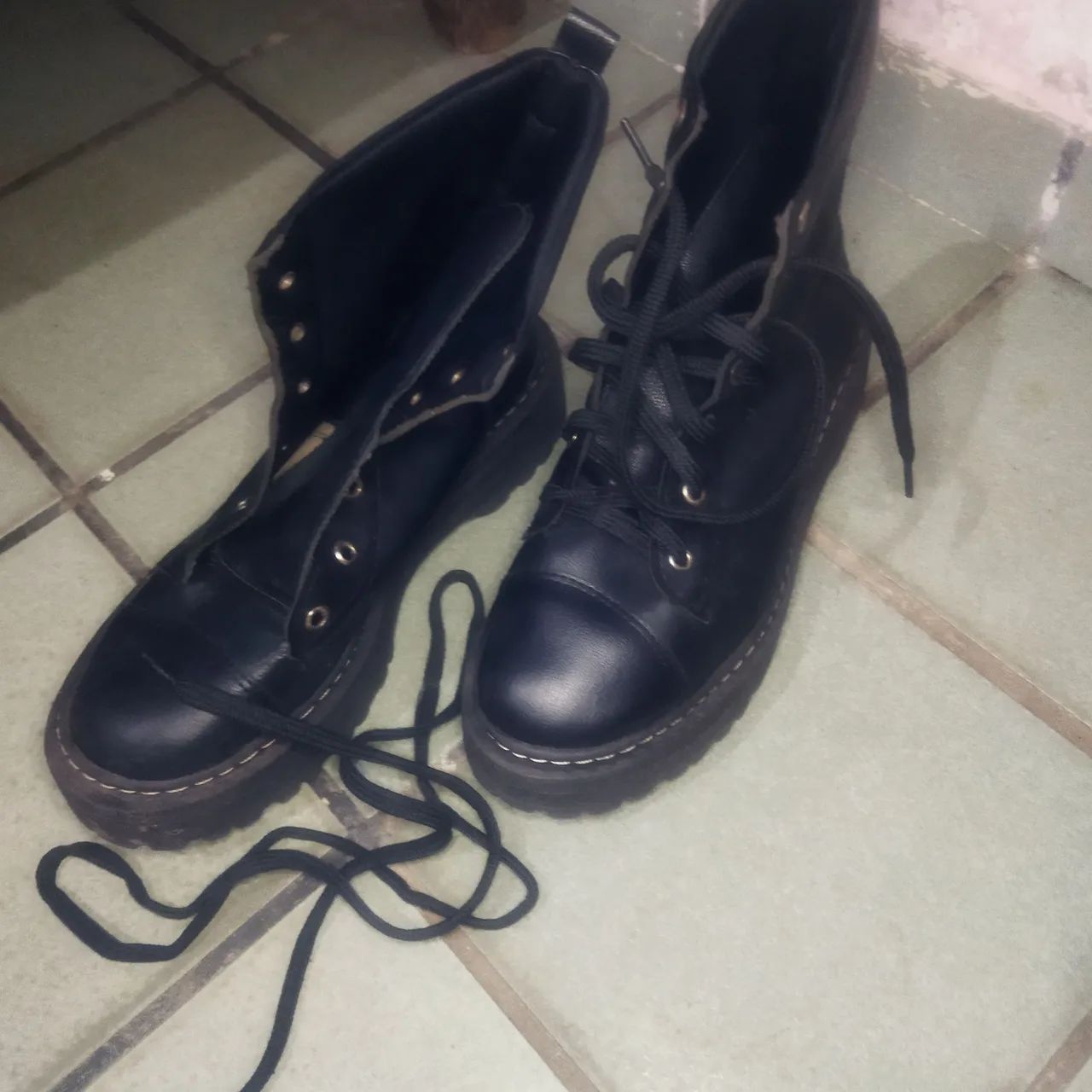 bota coturno feminina preta com solado tratorado plataforma e cadarço - Foto 2