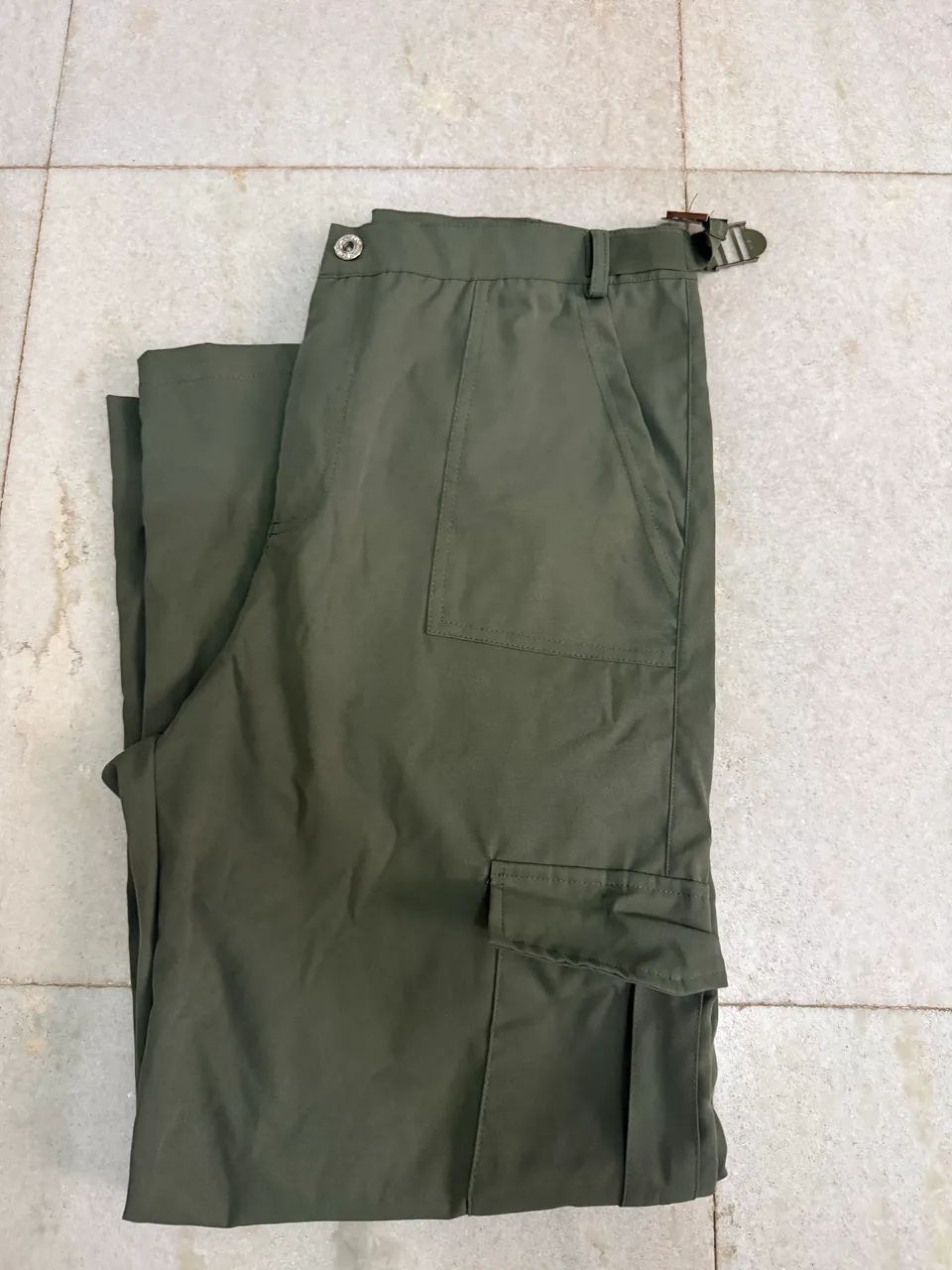 Calça M com ajuste de cintura 