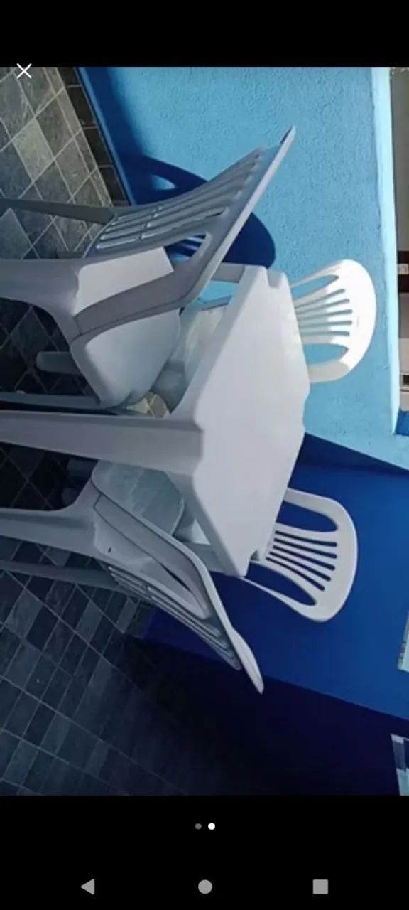 Mesa de plástico com 4 cadeiras