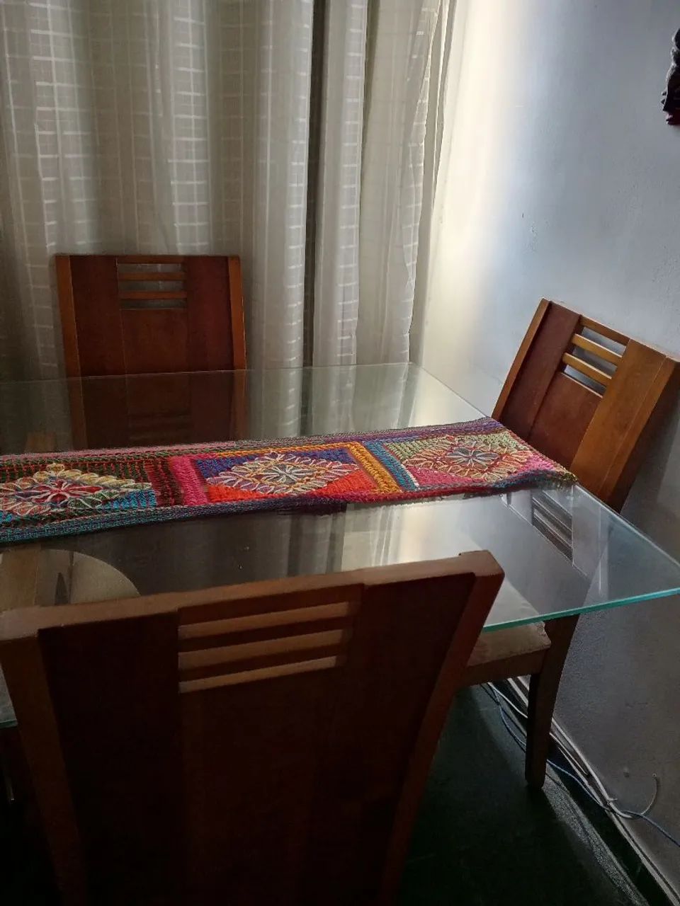 Mesa com tampo de vidro e 6 cadeiras maciças - Foto 2