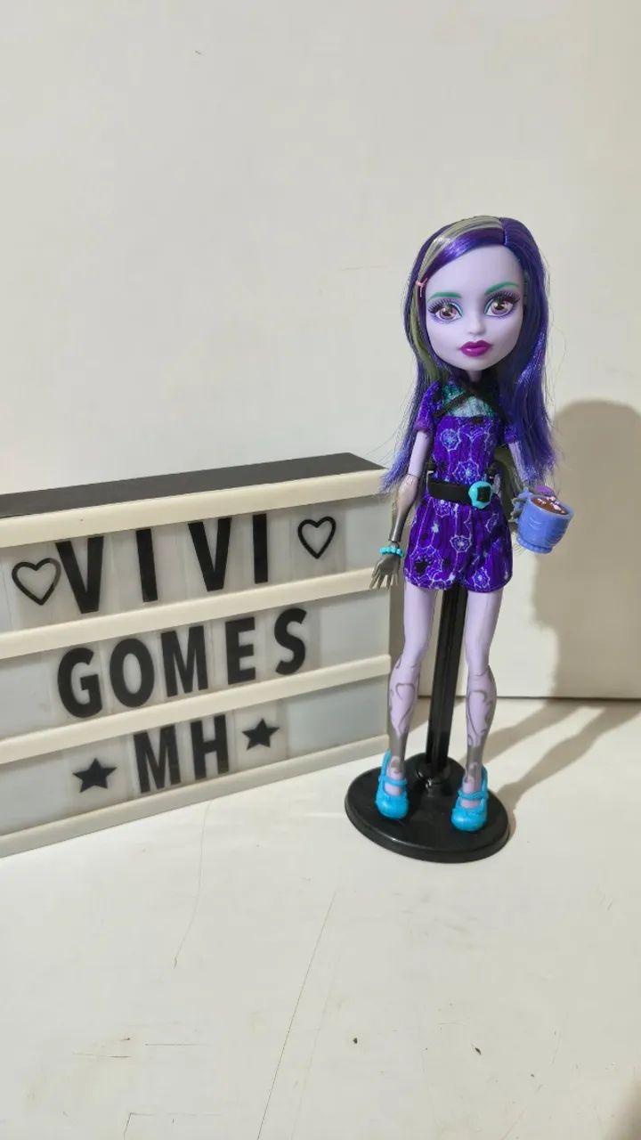 Monster High Twyla Coffin Bean
