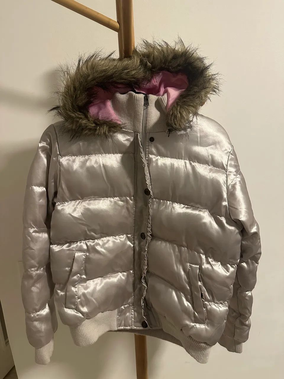 Jaqueta puffer Cherokee cinza com capuz 