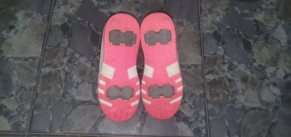 Tênis de velcro e rodinha - Foto 4