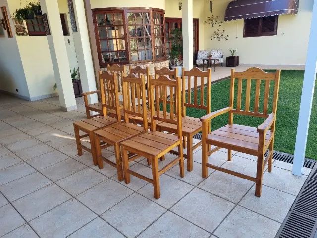 CONJUNTO DE CADEIRAS E POLTRONAS EM MADEIRA MACIÇA