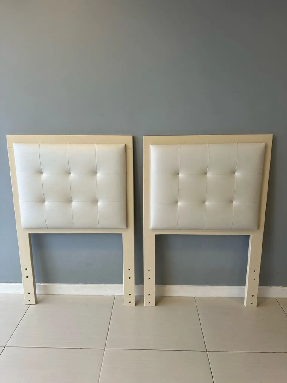 Duas Cabeceiras de Cama de Solteiro Estofadas - Bege