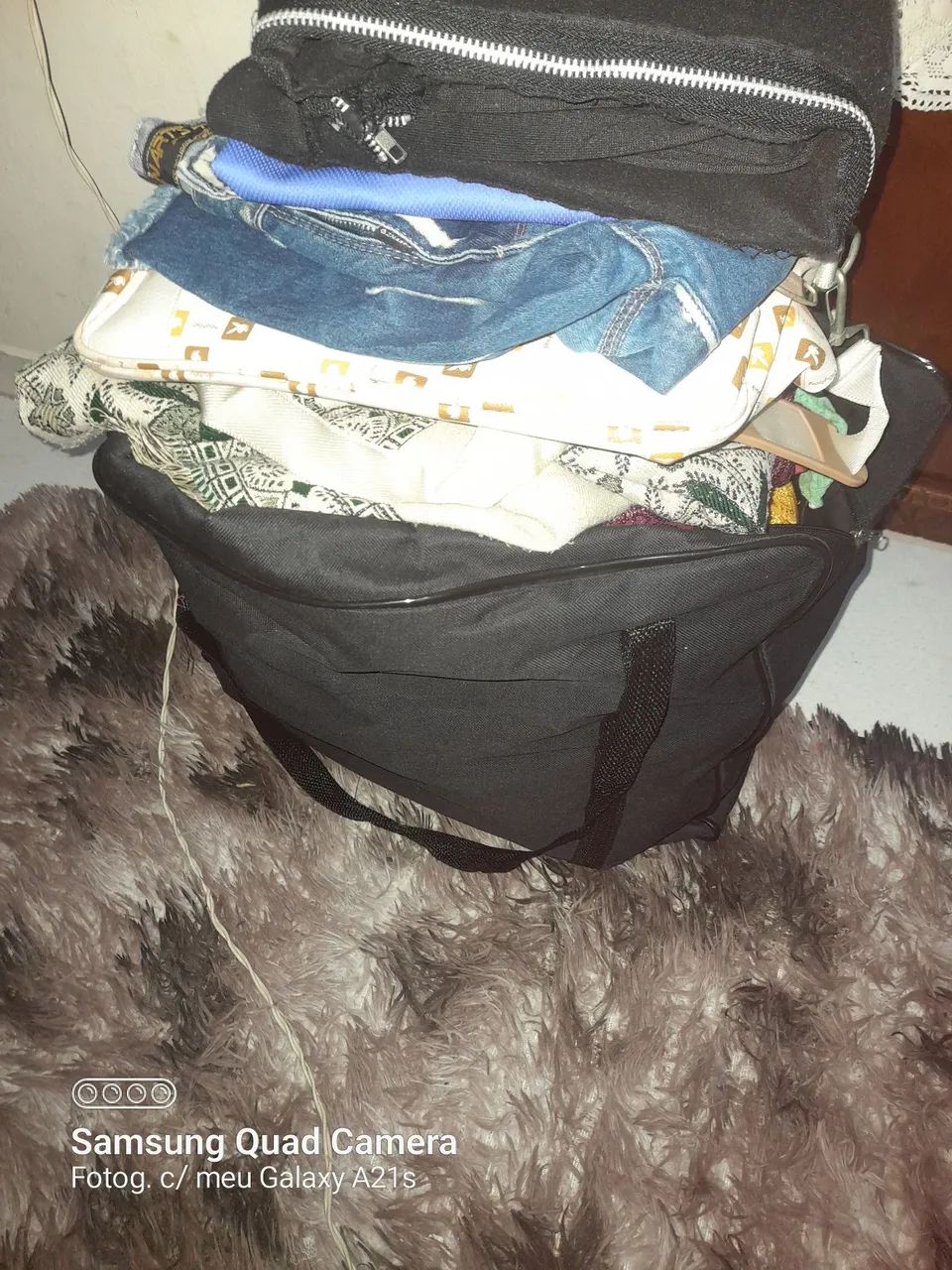 Vendo essa bolsa com roupa feminina e maculino