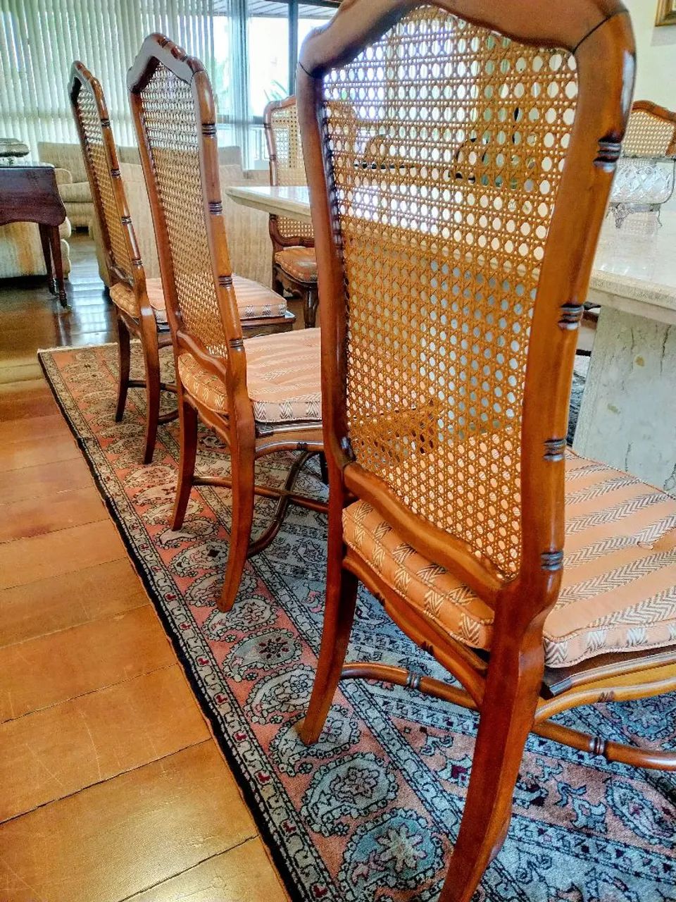CADEIRAS VINTAGE MADEIRA MACIÇA ENTALHADA  - Foto 2