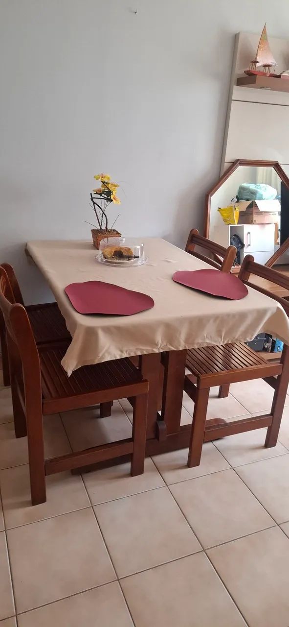 Mesa de jantar com 4 cadeiras