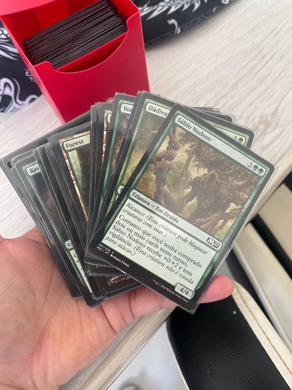2 Decks Magic The Gathering - Verde e Vermelho + Sleeves + Deck Box - Foto 3