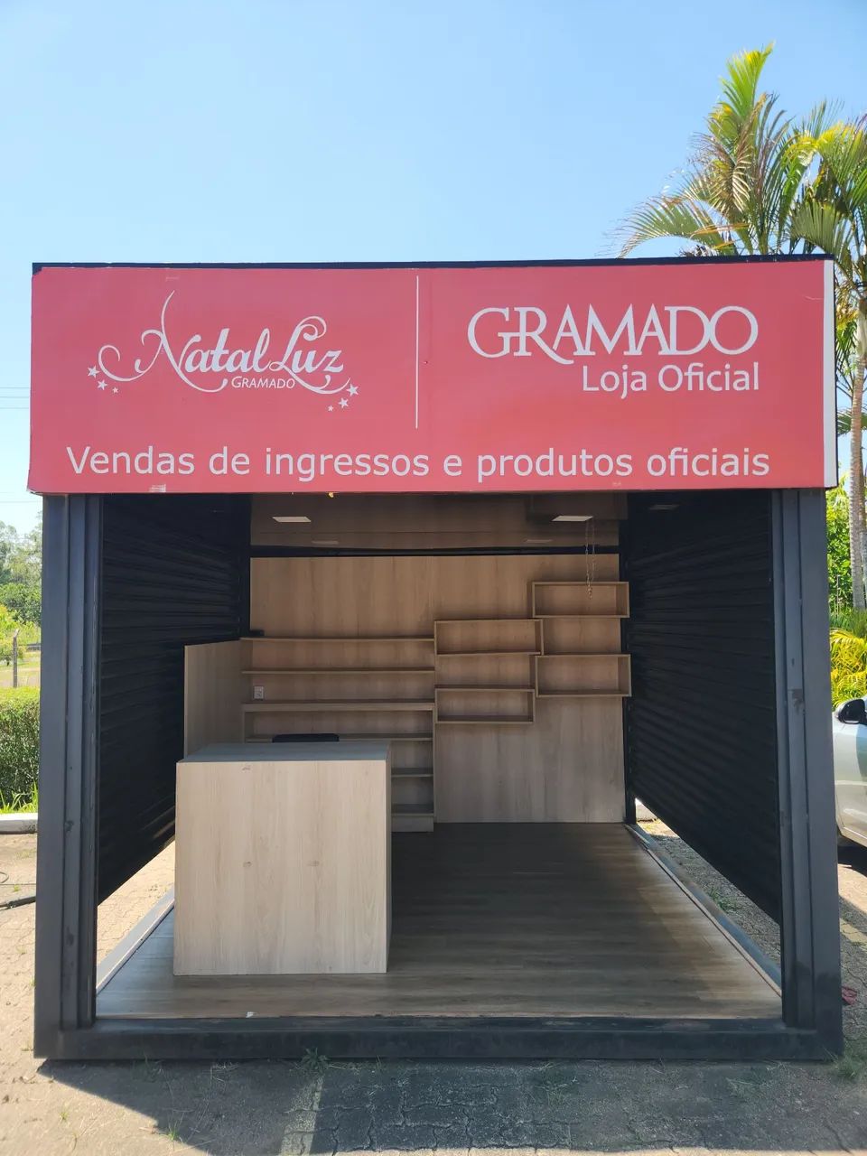 Loja container 9m2 - c/ 4 portas automáticas e moveis planejado.