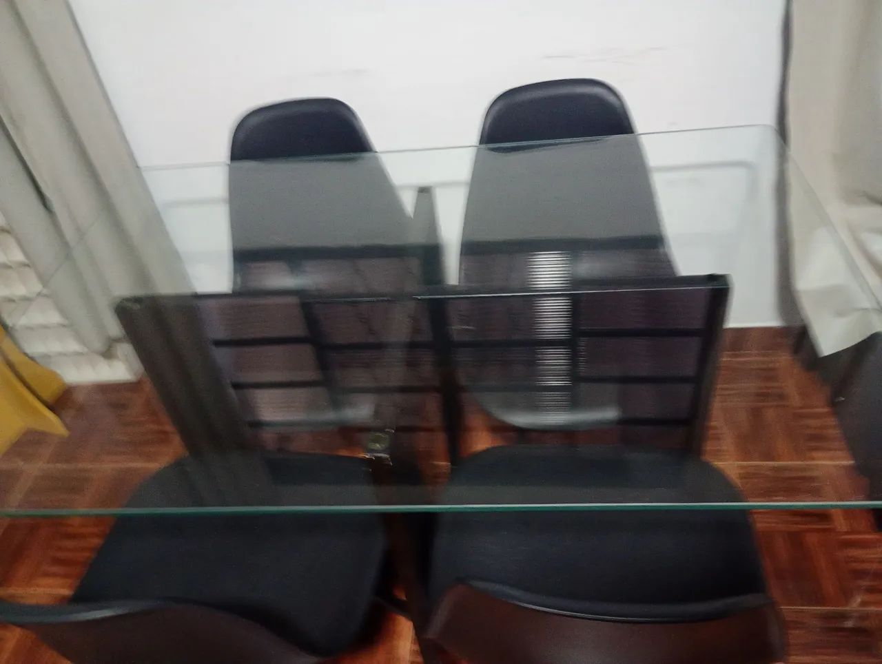 Mesa de vidro com 4 cadeiras  - Foto 2