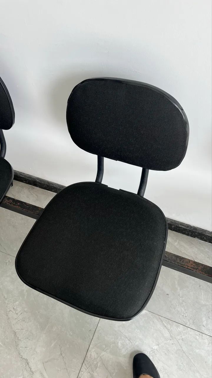 Vendo 2 longarinas de 3 lugares preta  - Foto 2