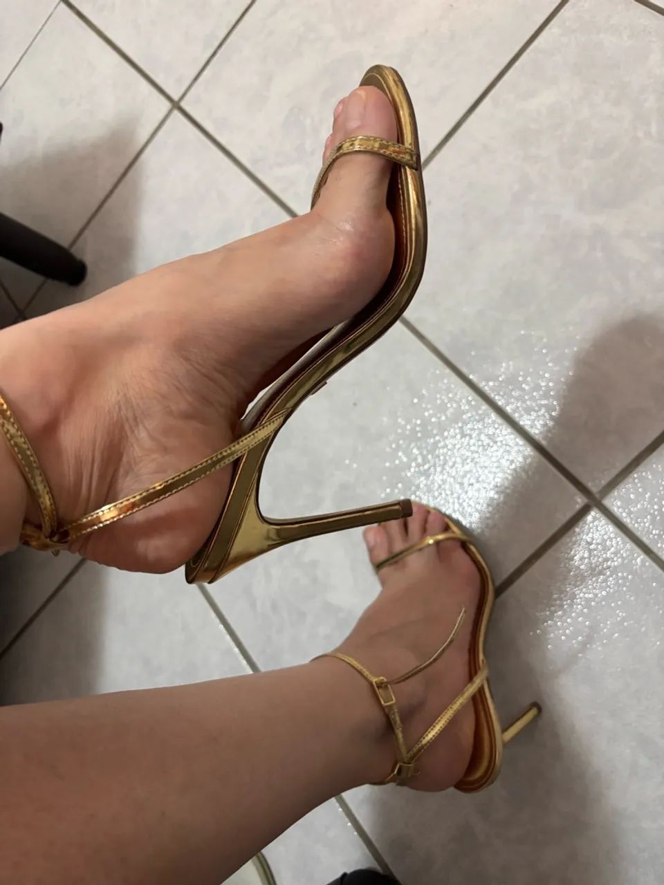 Sandália dourada Arezzo 37 - Foto 4