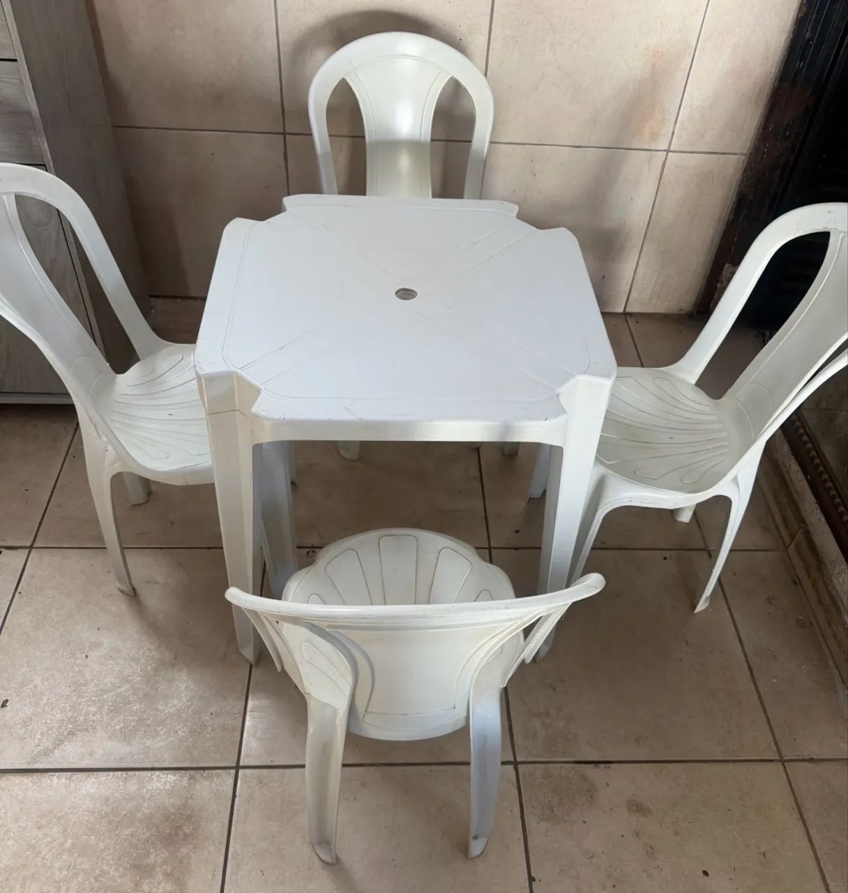 Mesa de plástico com 4 cadeiras usada barata conservada  - Foto 2