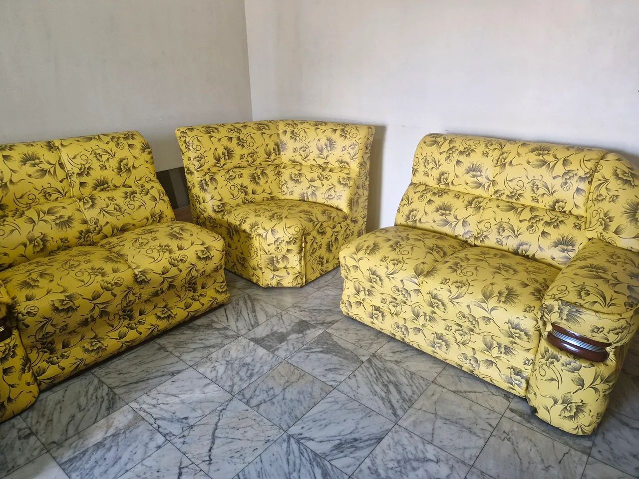 3-Module Sofa, Semi-Circular Shape, in Excellent Condition.463754251753246721