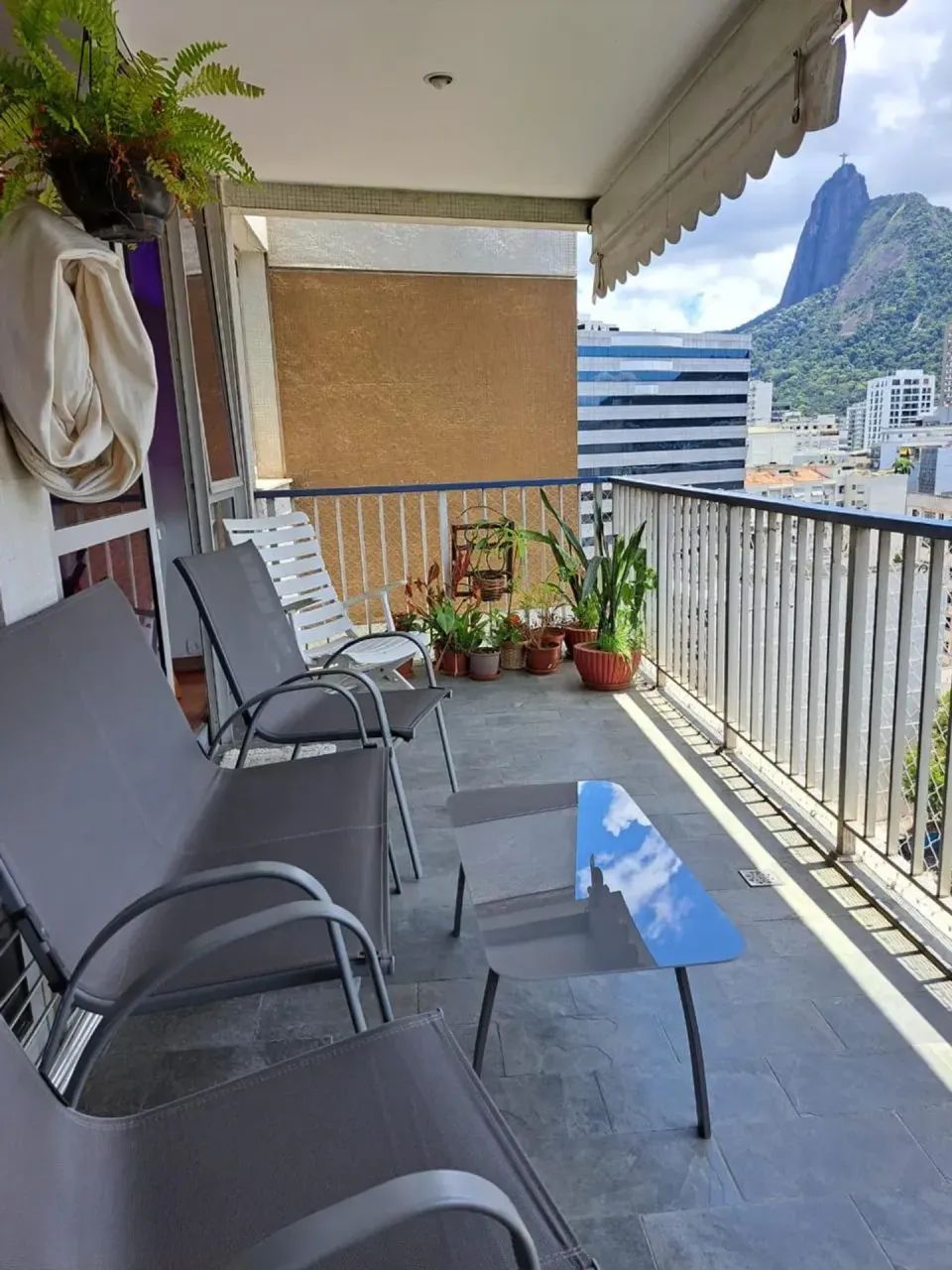 Apartamento mobiliado sala/quarto com área e varanda à venda - Botafogo