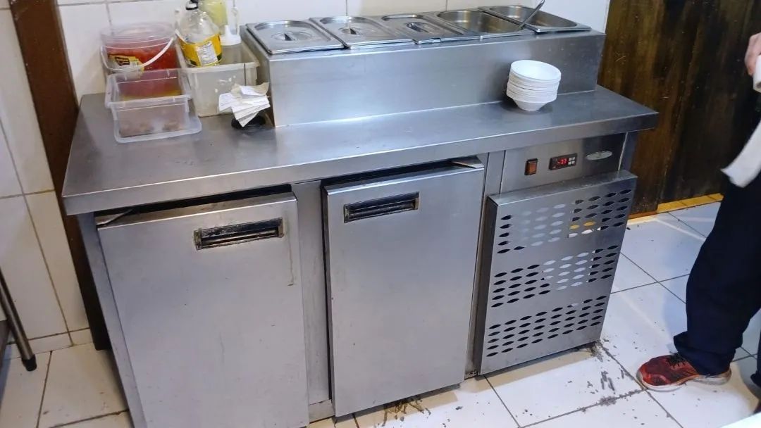 Balcão refrigerado com condimentadora