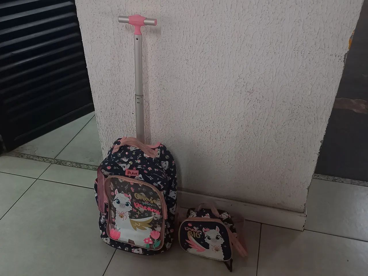 Mochila infantil usada com rodinhas + lancheira marca PUKET - Foto 2
