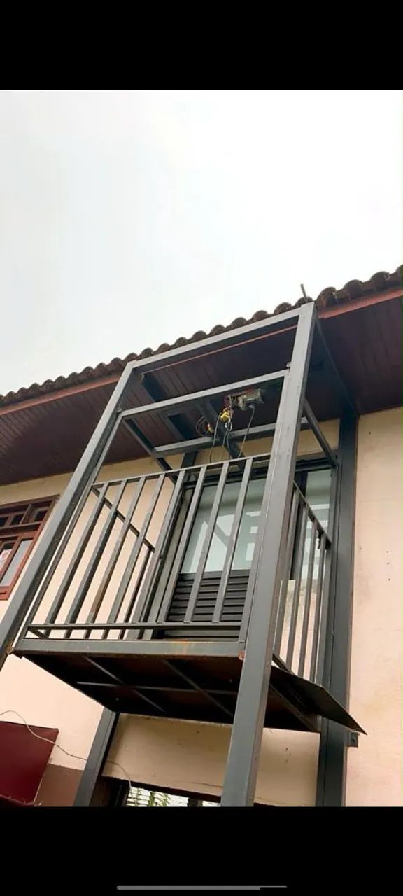 Elevador monta cargas elétrico