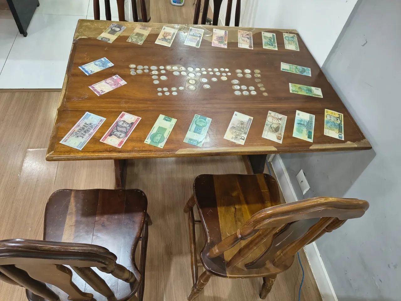 Jogo de mesa com 4 cadeiras de madeira  - Foto 2