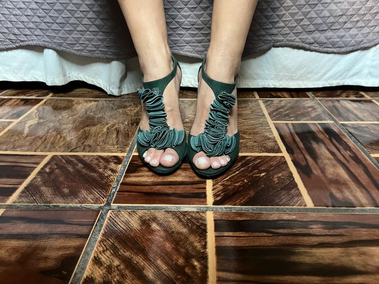 Sandália com detalhe de flor N° 36