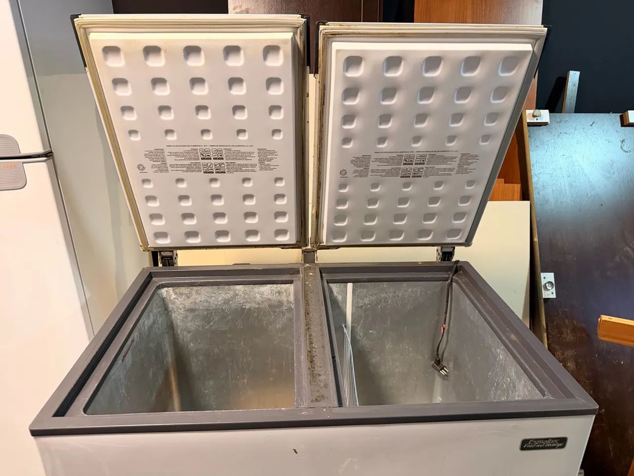 Freezer esmaltec 220V com marcas de uso - Foto 3