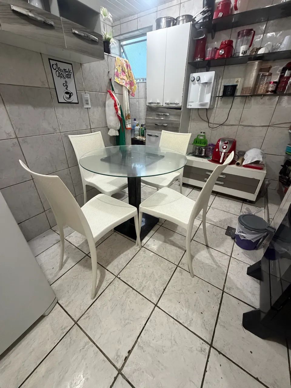 Mesa redonda de vidro, base granito com cadeiras 