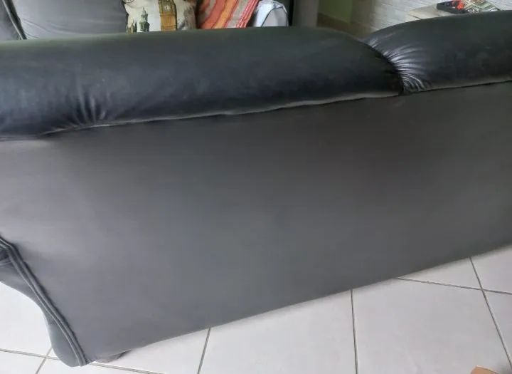 Sofá de couro preto 