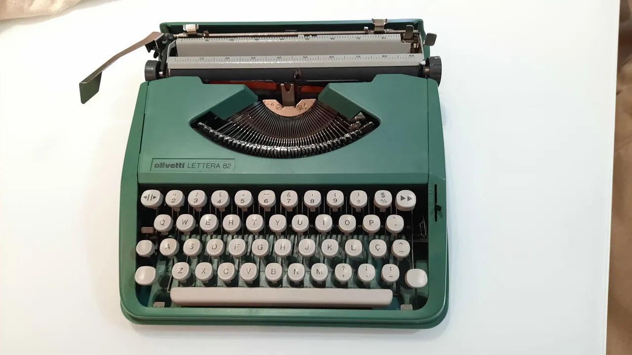 Antiga Máquina De Escrever Olivetti Letera 82 (Usado) - Foto 3