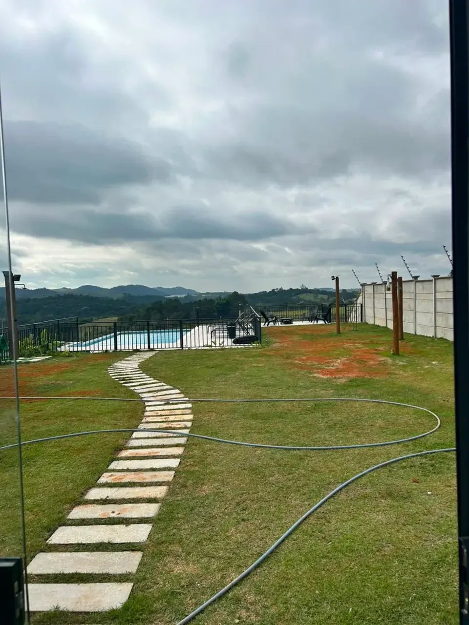 Viva o conforto de uma chácara moderna em Igarata - Foto 2