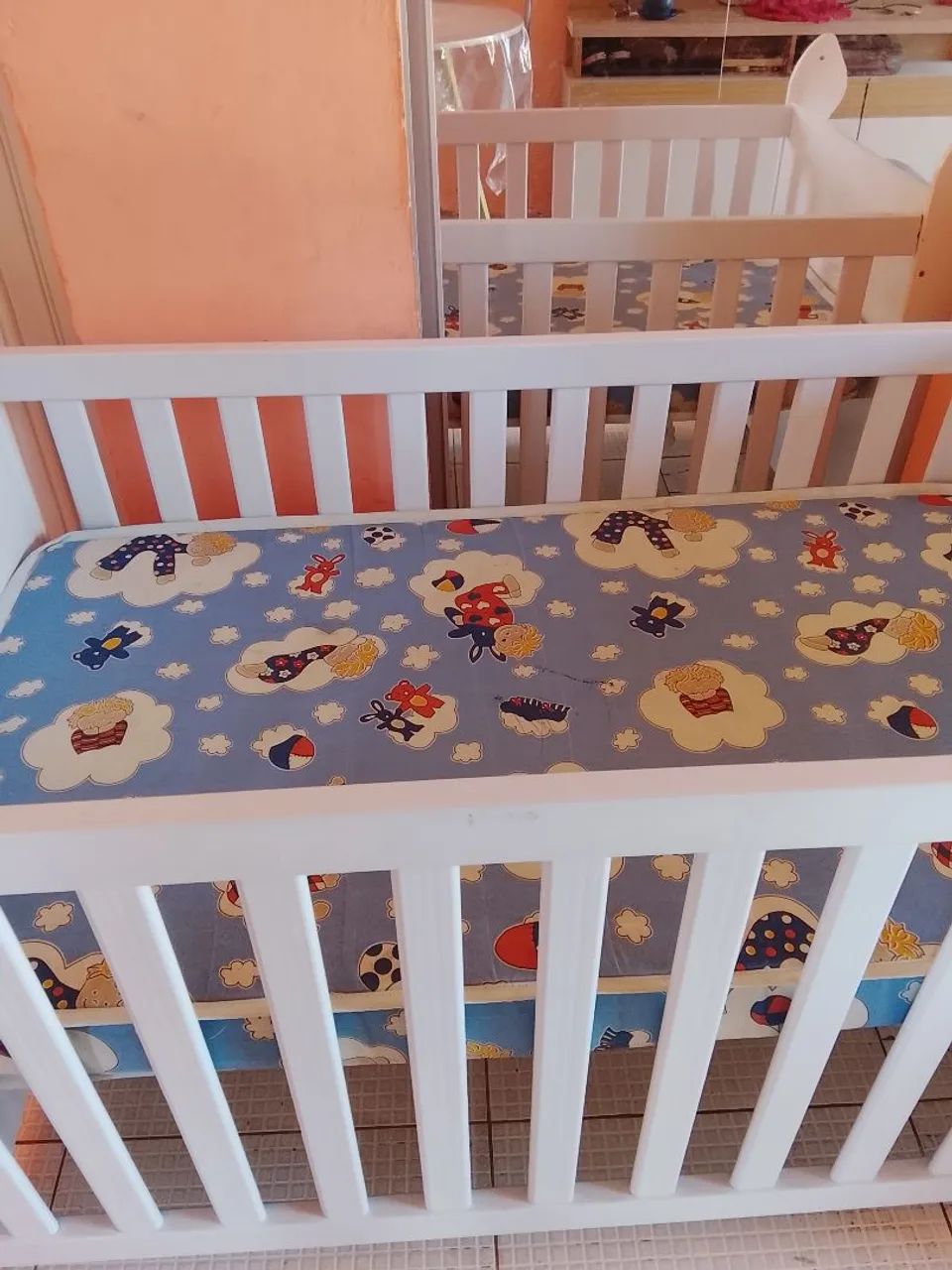 Vendo berço com colchão no valor de 150 com entrega. - Foto 3