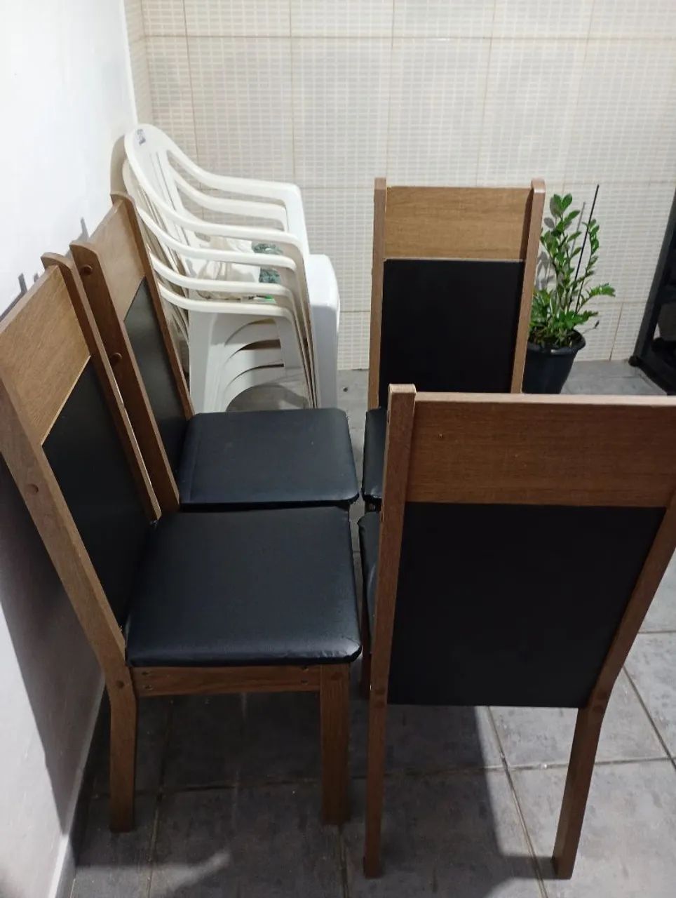 Mesa com 4 cadeiras MDF da cor preta  - Foto 2