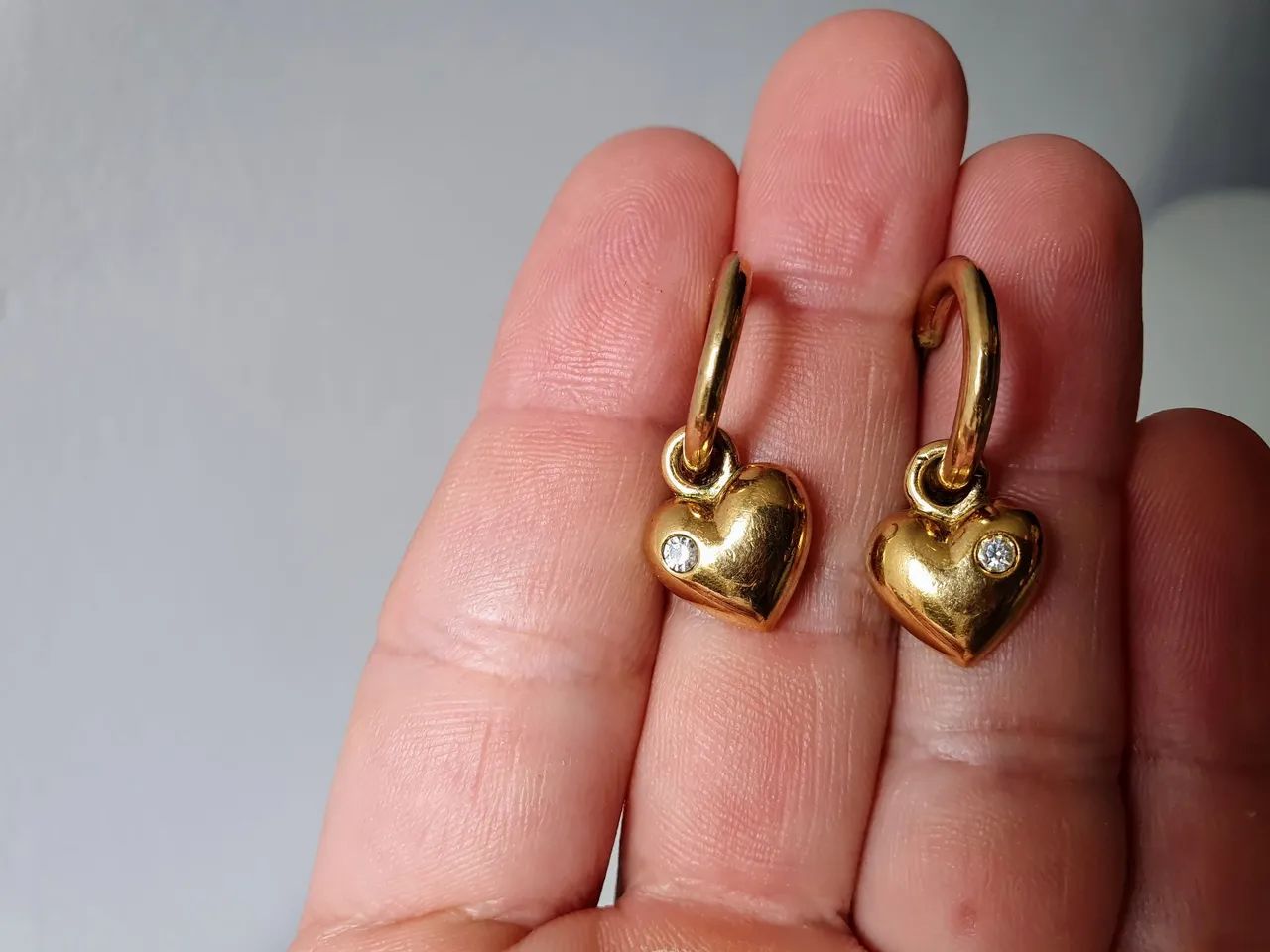 Brincos de Coração Dourado com detalhe em Pedra - Foto 2
