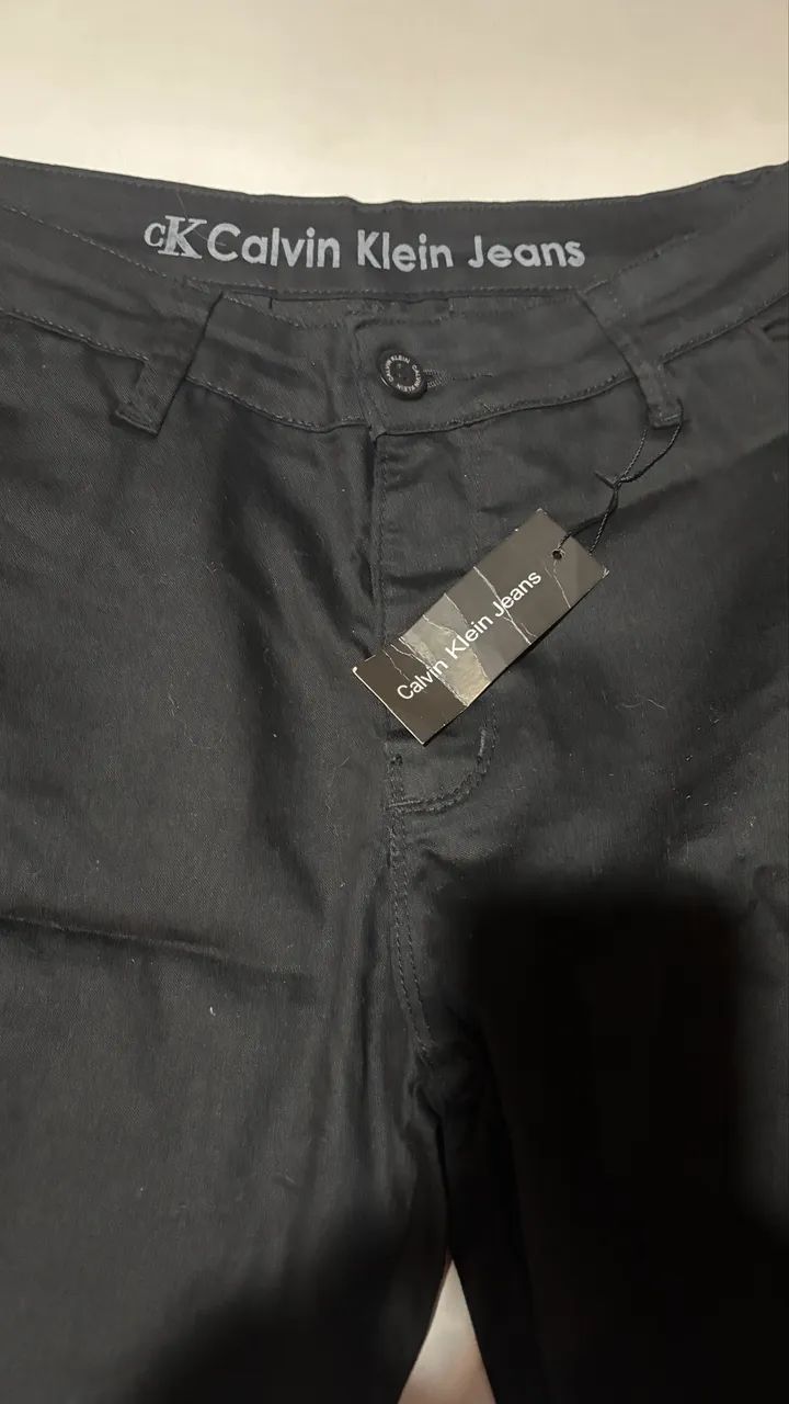 Bermuda Clavin Klein Preta 42 sem uso 