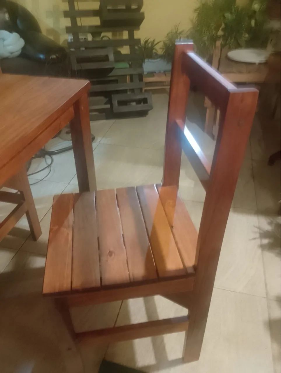 Vendo mesa de madeira em ótimo estado  - Foto 3
