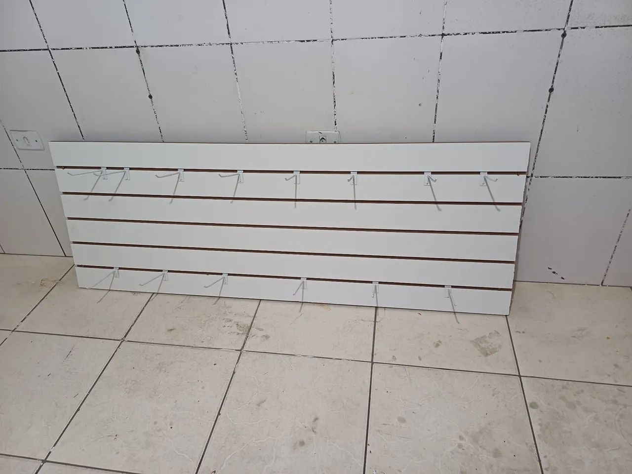 Kit painel canaletado com ganchos - Foto 3