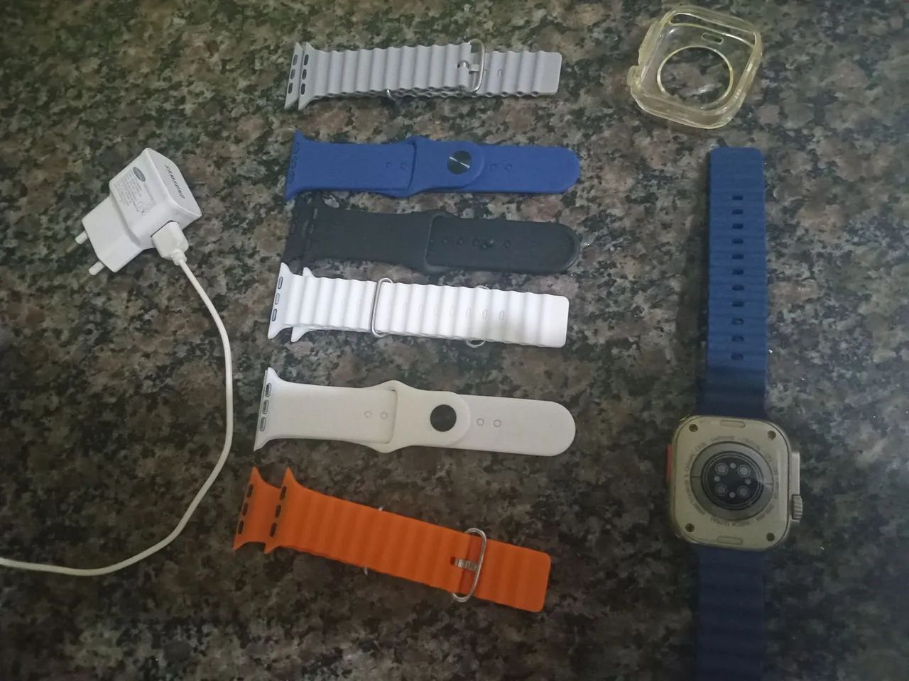 Relogio digital com pulseiras capa de silicone e carregador sem marcas de uso  - Foto 3