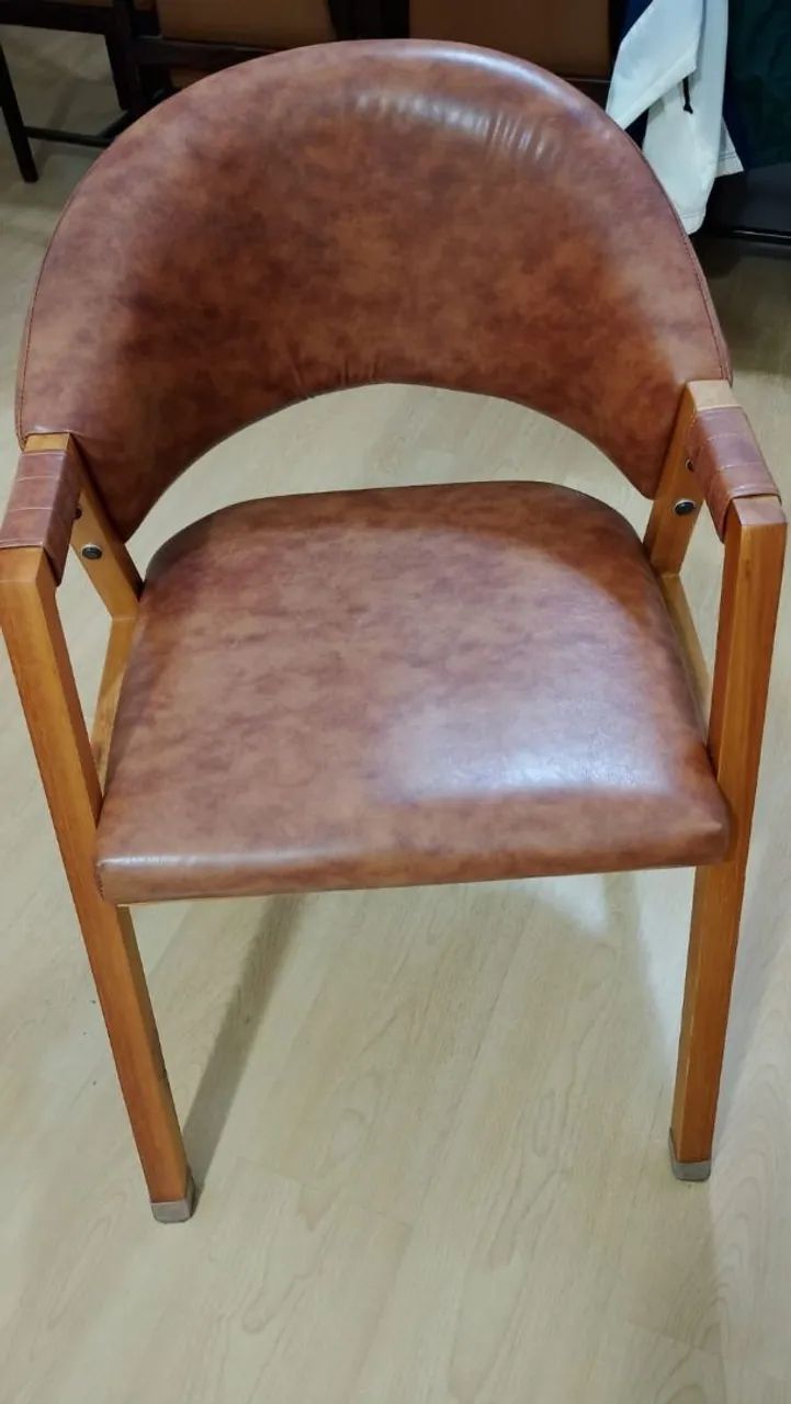 Chair486395117537873921