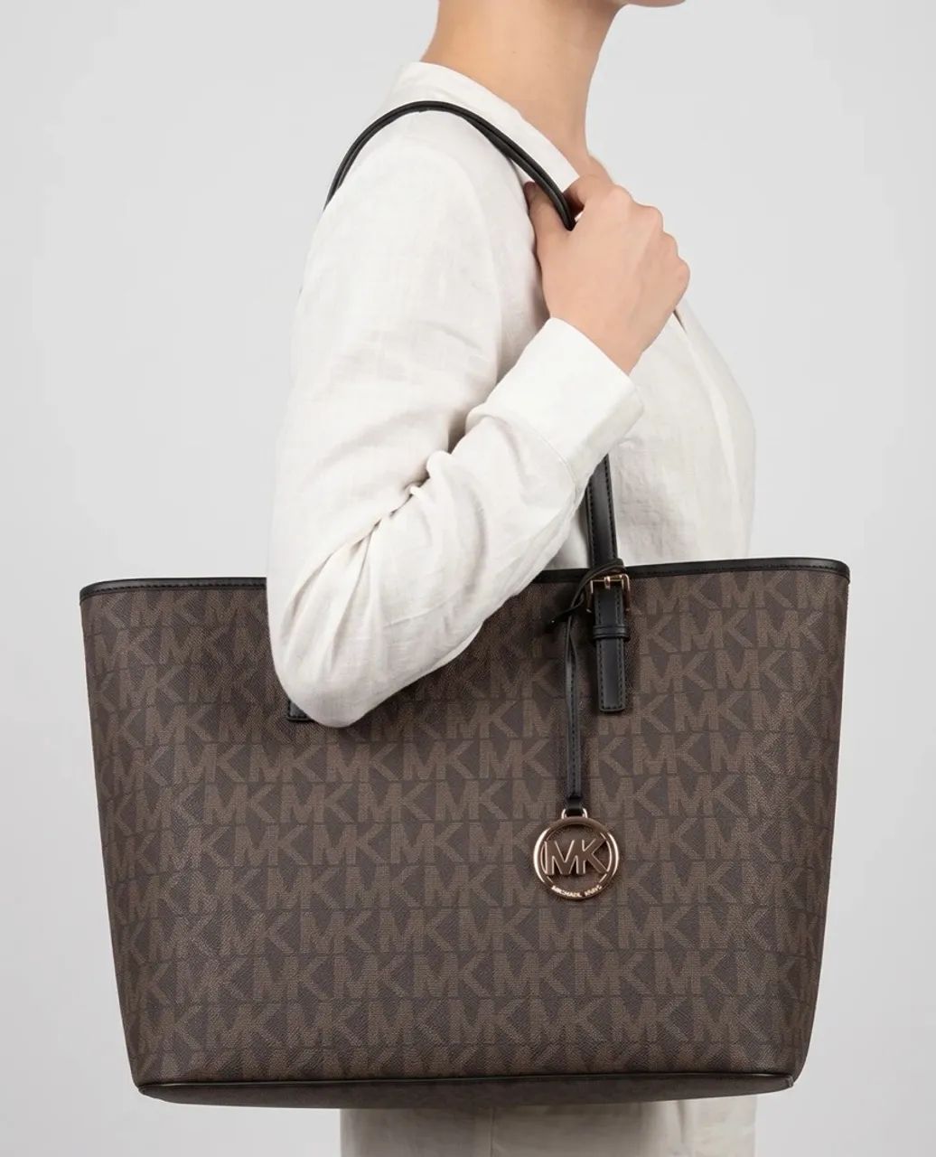 Bolsa Michael Kors tote marrom com monograma