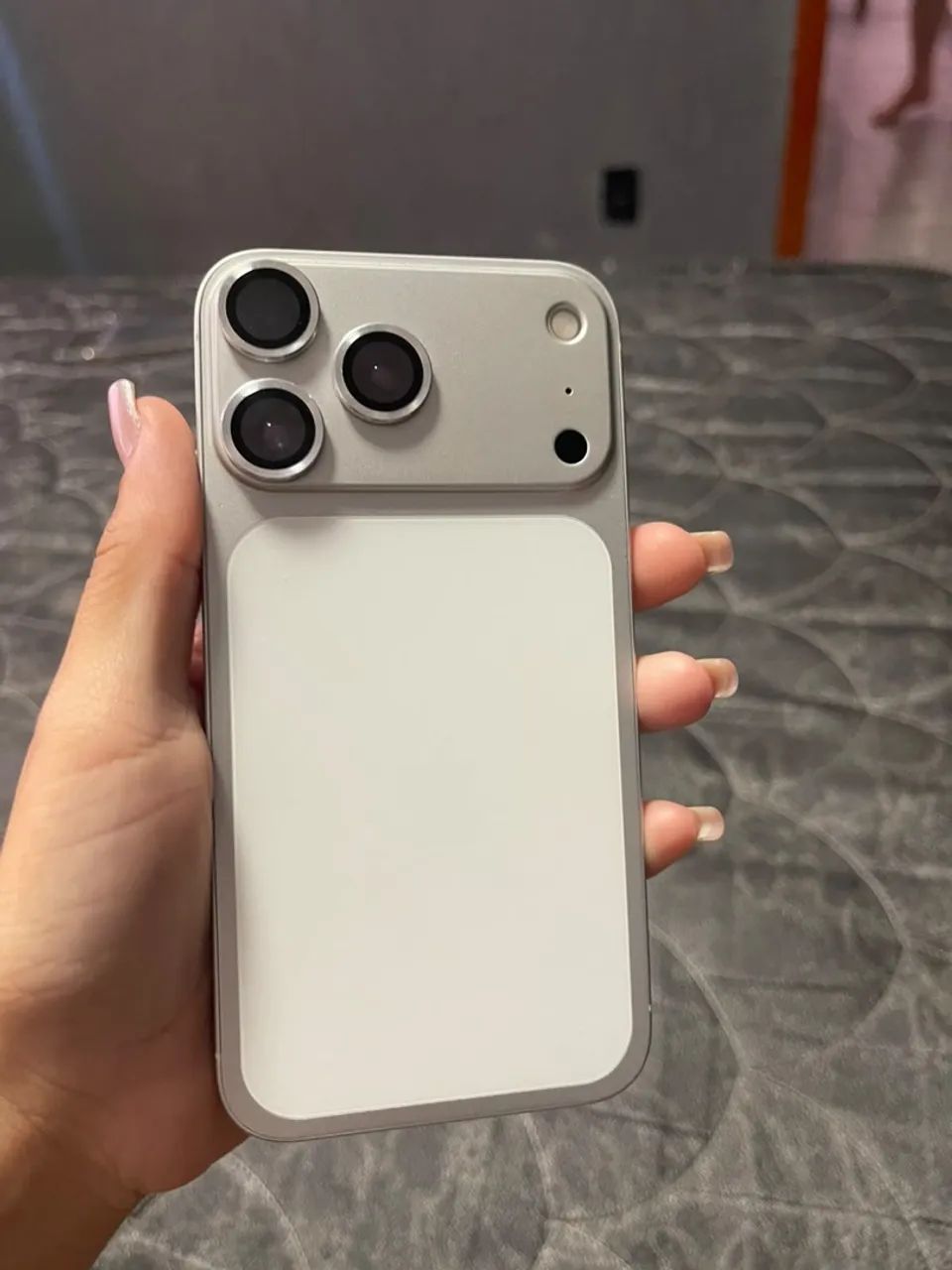 iPhone 11 montado no 17 pro