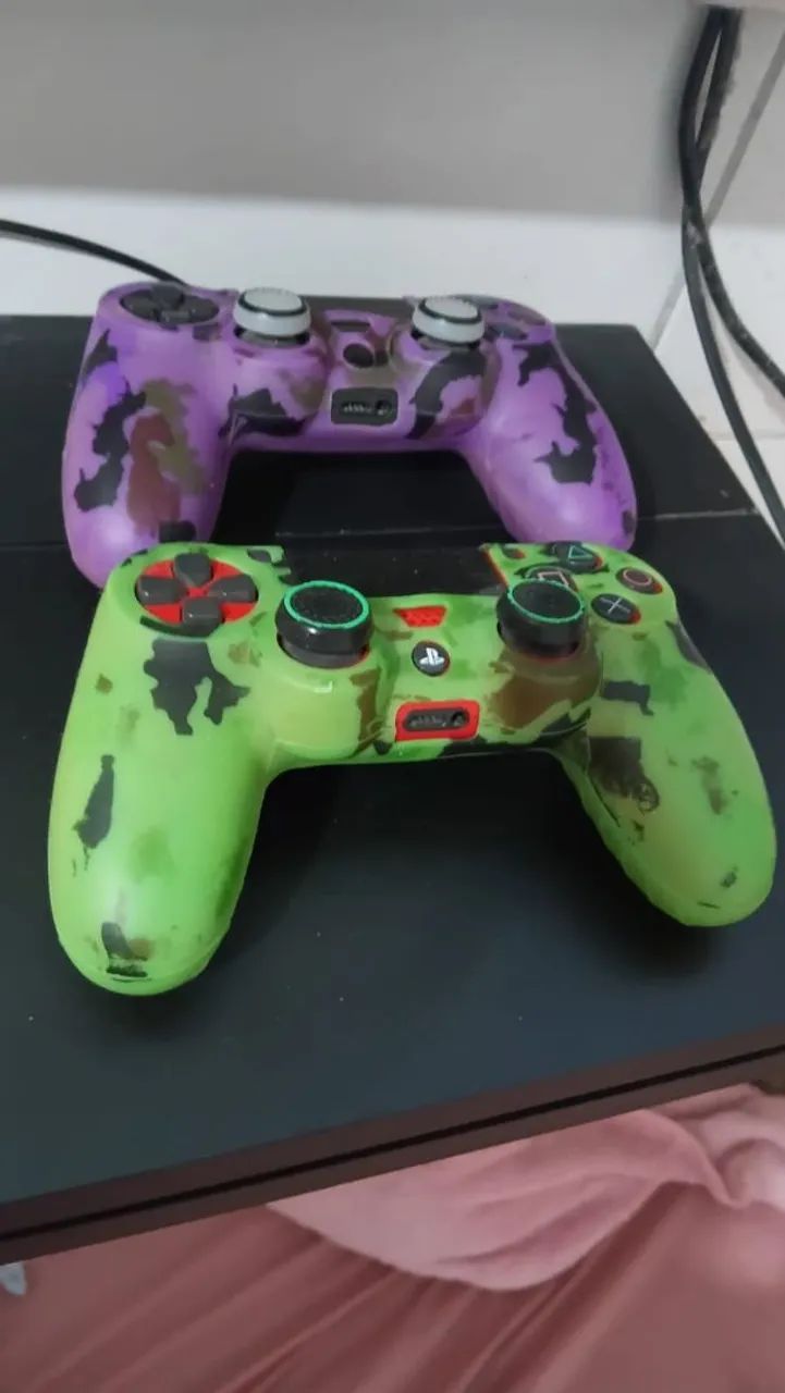 Vendo ps4 FAT com dois controles e jogos em cd  - Foto 2