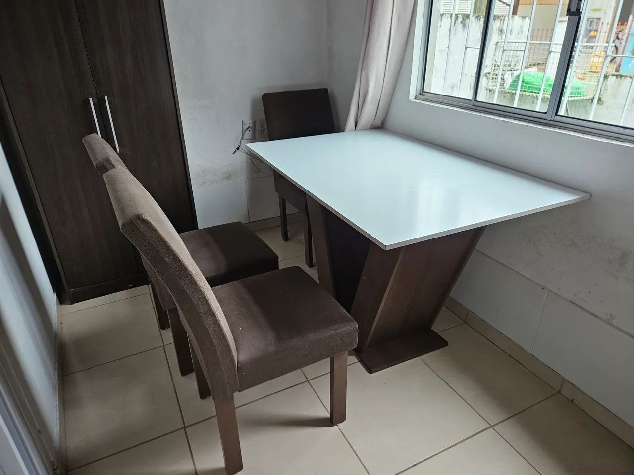 Mesa com 3 cadeiras