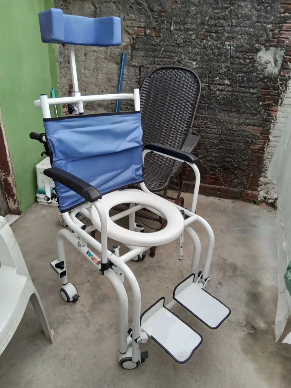 Vendo cadeira de banho reclinável usado apenas 2 vezes