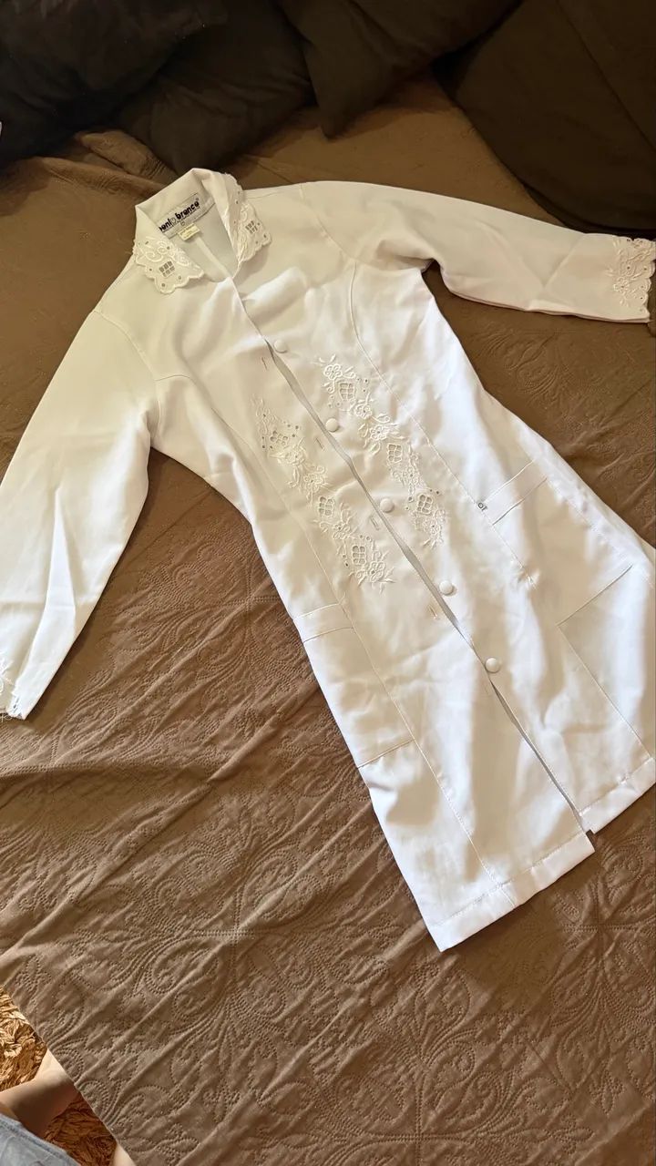 Jaleco branco com bordado renda
