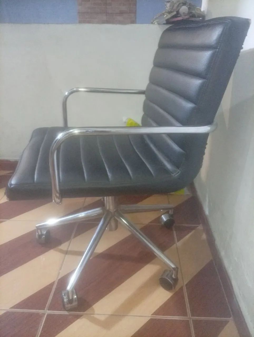 Poltrona de couro preta - Foto 2