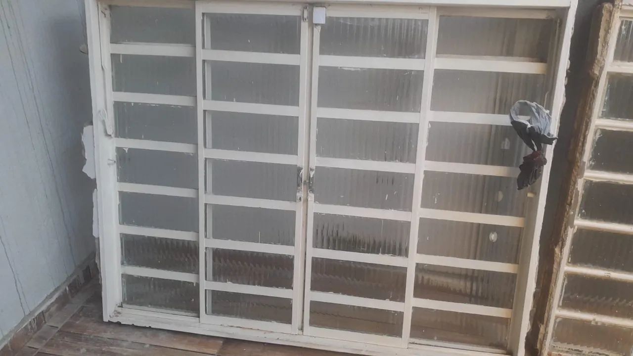 Vendo 2 janelas e uma porta 