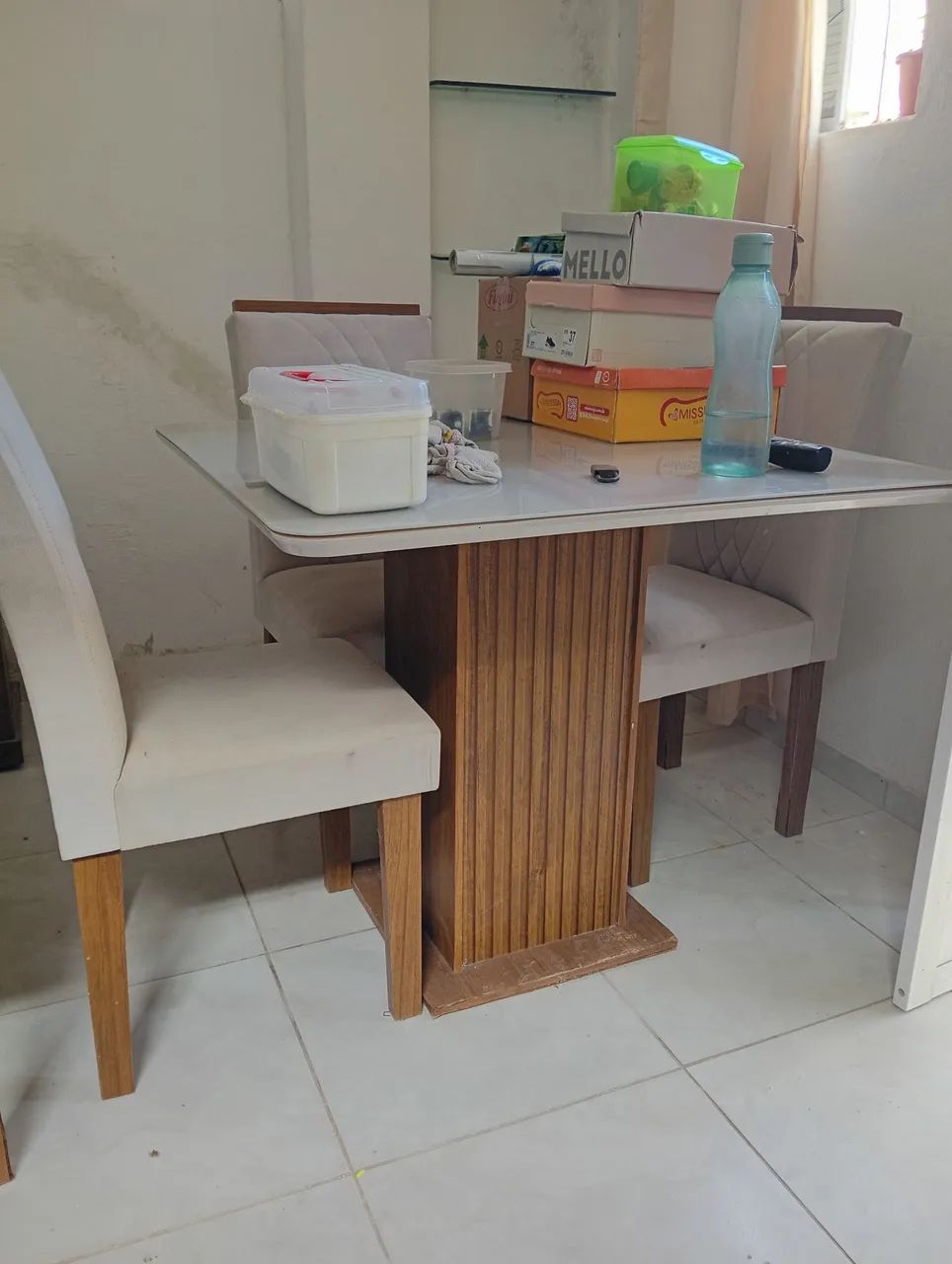 Vende-se mesa com 4 cadeiras